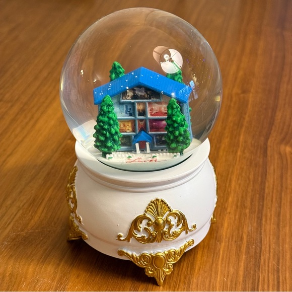Taylor Swift Lover Snowglobe w/ box - Picture 7 of 11